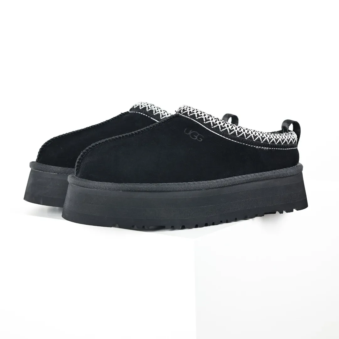 Copy price 💰560 Core recommendation of good price 5cm thick sole, independently developed original outsole, cashmere insole, keeping warm in winter, suitable for home use. In the new year, uug launched a style series, which is partially geared towards the preferences of young consumers. It has also moved to the forefront of fashion trends. Shoe body material, water-repellent coated suede upper, 17 mm UGGPURE™ implanted wool insole, lightweight non-slip and comfortable rubber outsole, with brand LOGO and trademark, with full package Size: 35 36 37 38 39 40